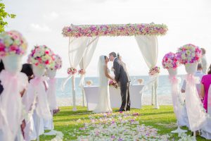 matrimonio simbolico su un prato